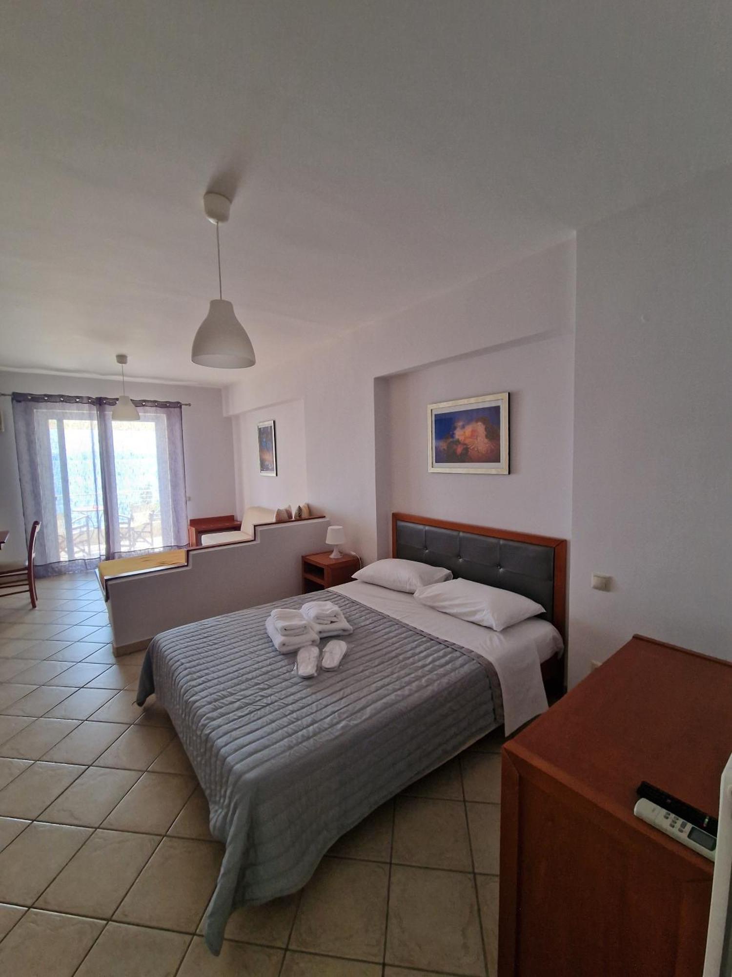 Aparthotel Porto Xronia à Khrónia Extérieur photo
