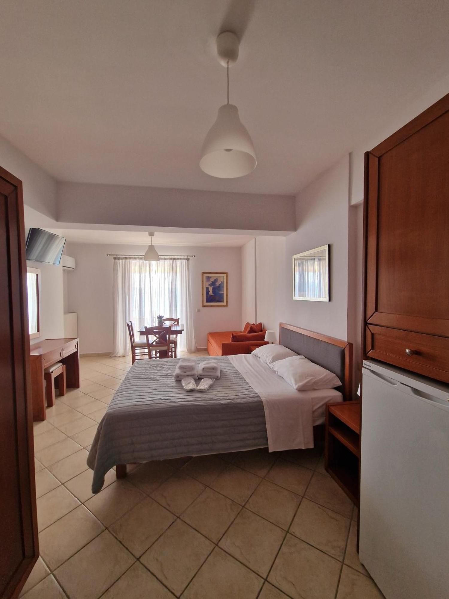 Aparthotel Porto Xronia à Khrónia Extérieur photo