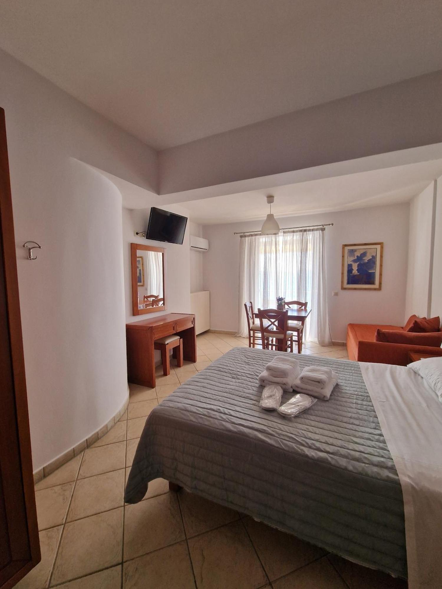 Aparthotel Porto Xronia à Khrónia Extérieur photo