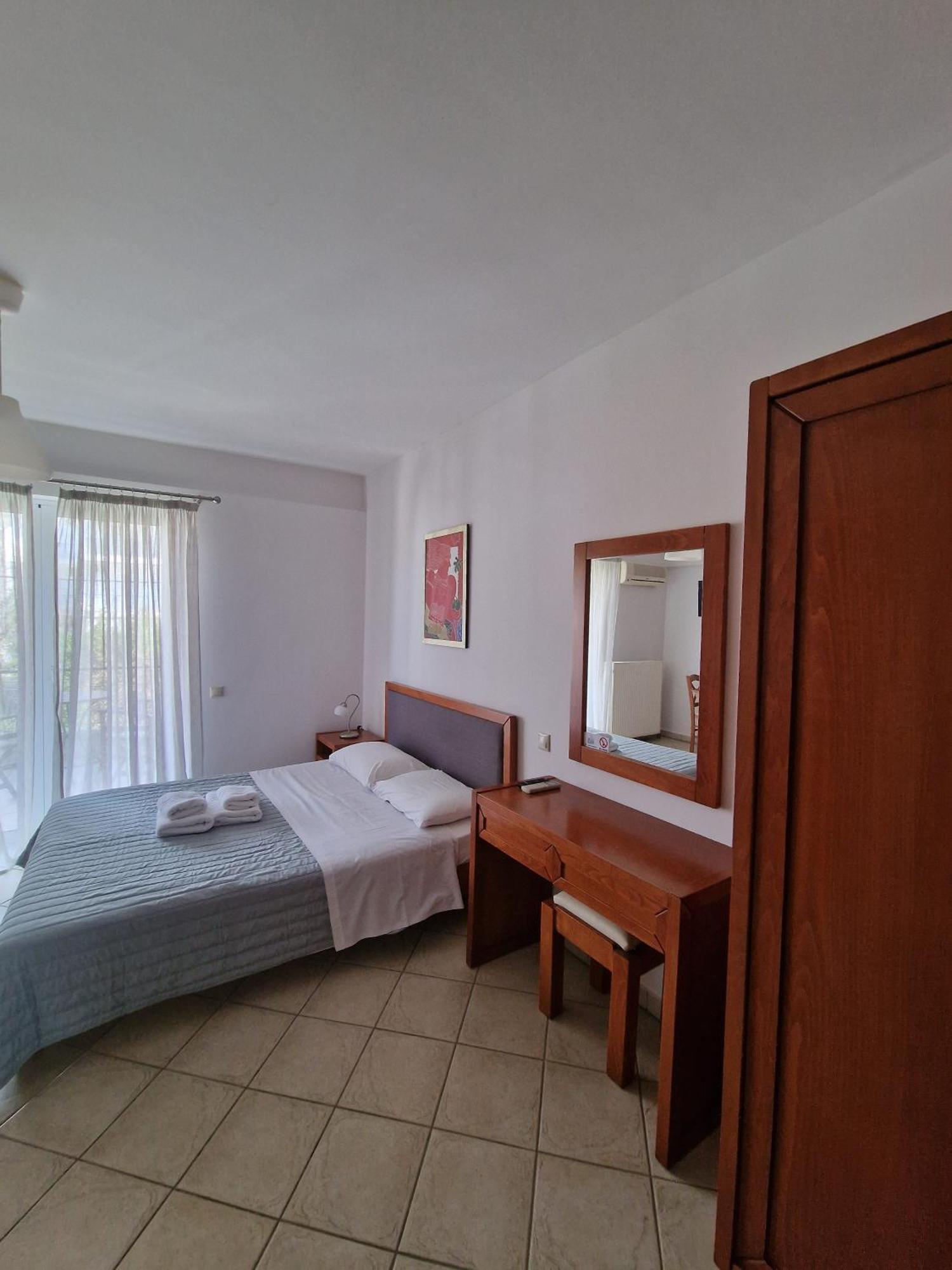 Aparthotel Porto Xronia à Khrónia Extérieur photo