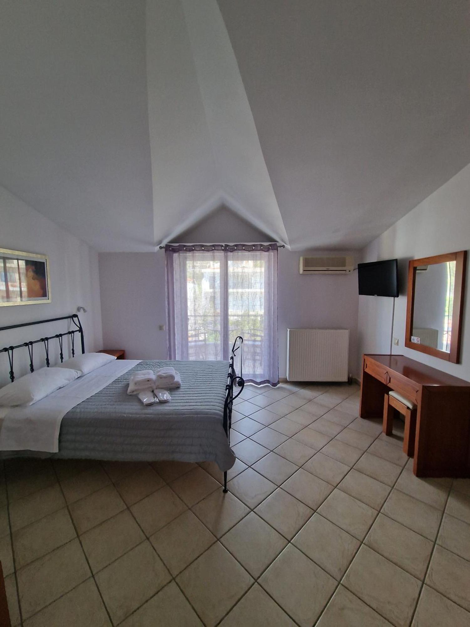 Aparthotel Porto Xronia à Khrónia Extérieur photo